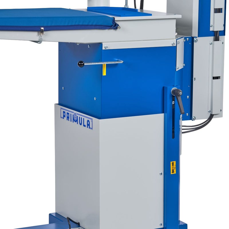 بريمولا طاولة كي الملابس بريمولا فليكس DOB، قابلة لتعديل الارتفاع مع خاصية التسخين والشفط، ذراع دوار مع إمكانية تبديل الأكمام، مزودة بخاصية التسخين + مولد بخار Atmos سعة 5 لترات - Image 1